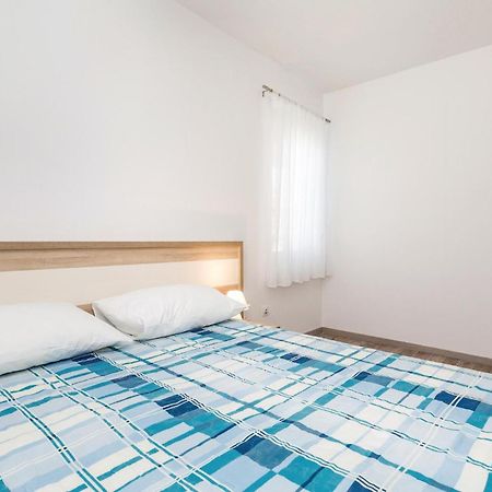 Lovely Apartment In Mandre With Wifi Екстериор снимка
