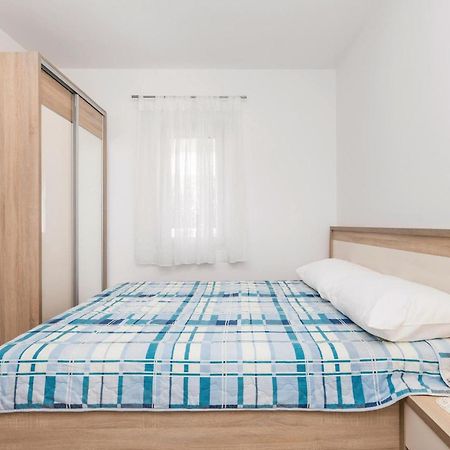 Lovely Apartment In Mandre With Wifi Екстериор снимка