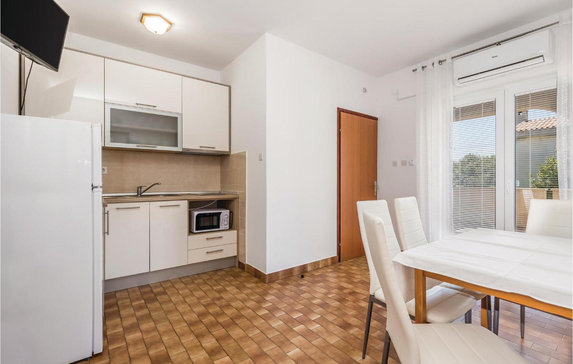Lovely Apartment In Mandre With Wifi Екстериор снимка