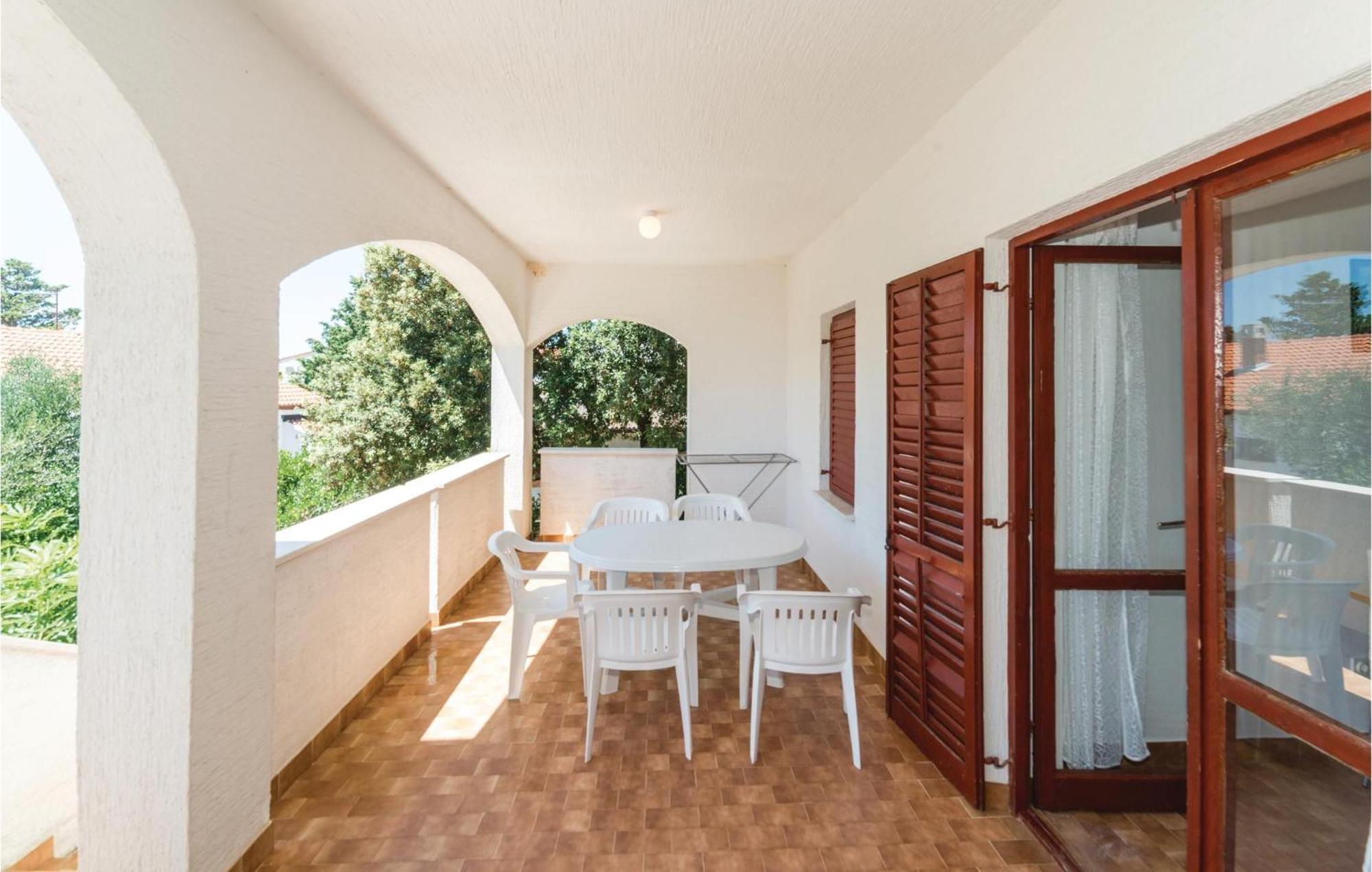 Lovely Apartment In Mandre With Wifi Екстериор снимка