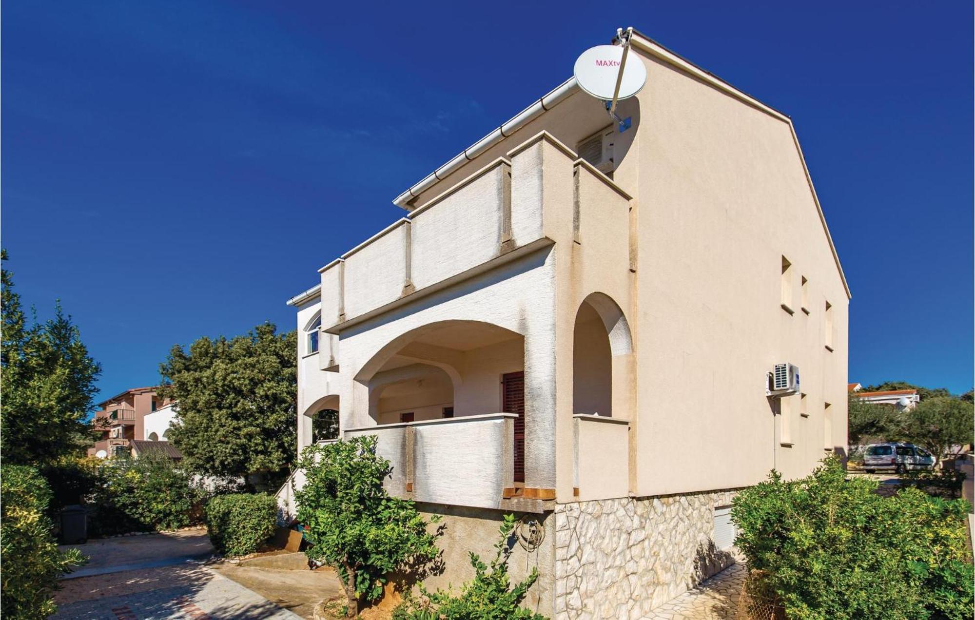 Lovely Apartment In Mandre With Wifi Екстериор снимка