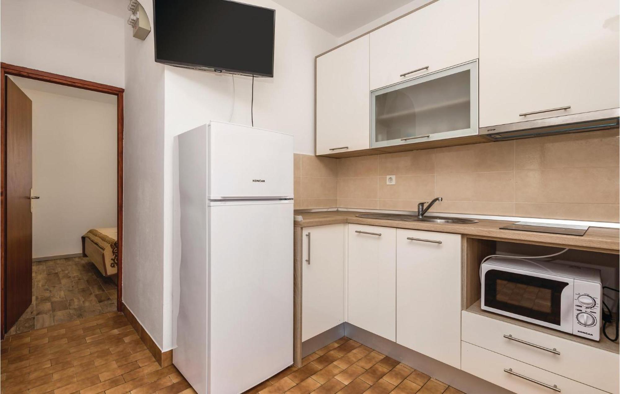 Lovely Apartment In Mandre With Wifi Екстериор снимка