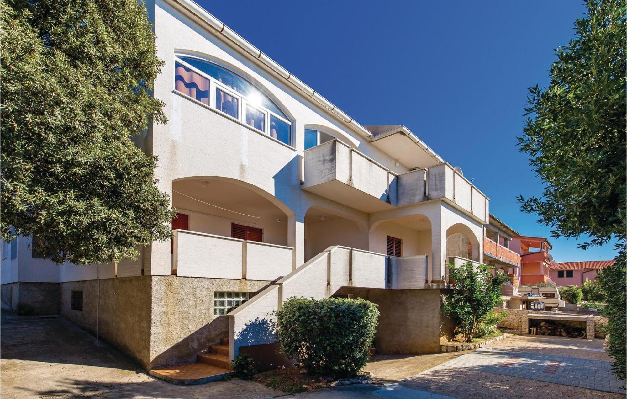 Lovely Apartment In Mandre With Wifi Екстериор снимка