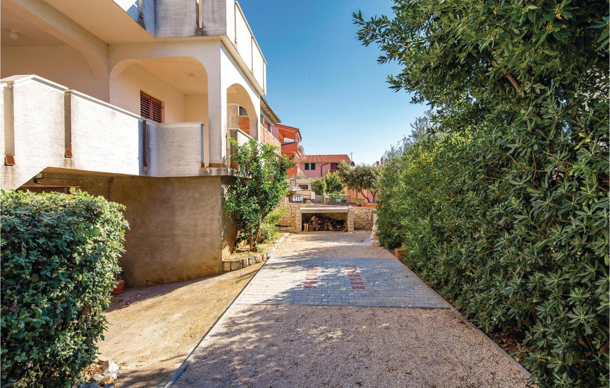 Lovely Apartment In Mandre With Wifi Екстериор снимка